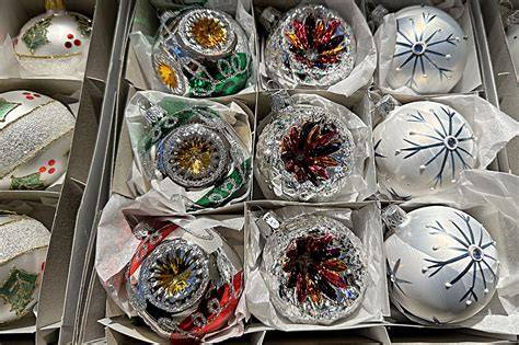 Künstler bei der Handbemalung von Weihnachtsschmuck
