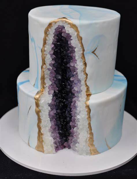 Künstlerische Darstellung: Kristall-Torte in Blau und Pink auf festlicher Hochzeit