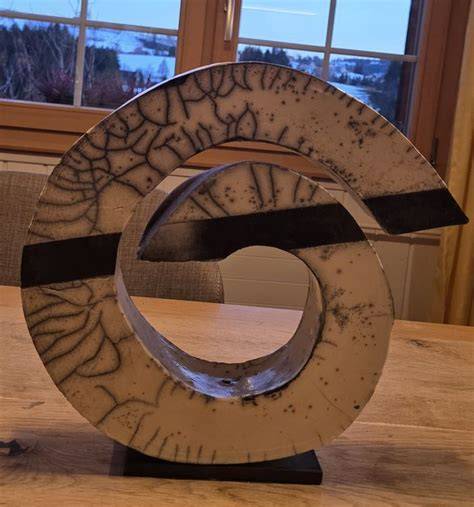 Künstlerische Keramik mit Spezialglasuren (Raku, Kristall, Craquelé)