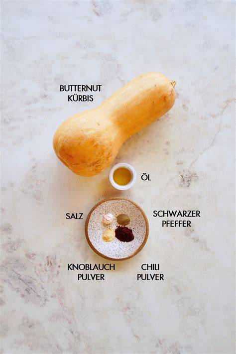 Kürbis, Vanilleschote und Zutaten auf Holzbrett