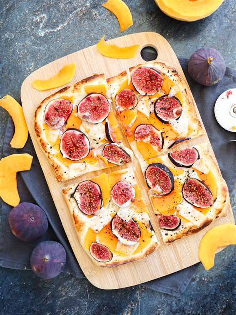Kürbis, Ziegenkäse und Feigen auf Blech angerichtet