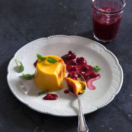 Kürbis Panna Cotta mit Preiselbeerkompott, serviert in Gläsern