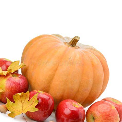 Kürbis und Äpfel auf Holzbrett