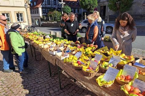 Kürbis und Äpfel auf dem Markt: Rohstoffe für die Marmelade
