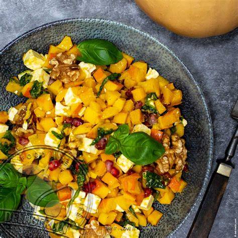 Kürbis und Mango auf dem Schneidebrett
