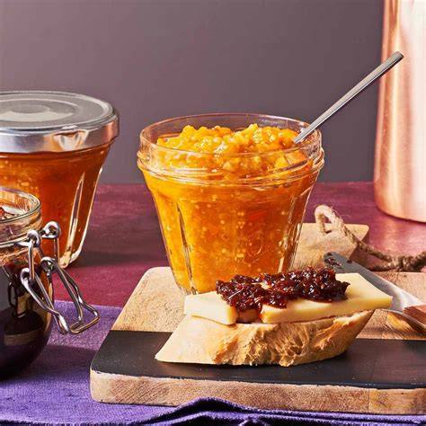 Kürbis-Apfel-Chutney in Schraubgläsern