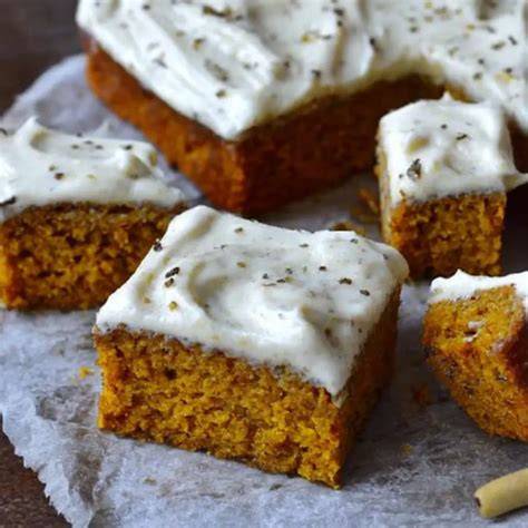 Kürbis-Apfel-Kuchen mit Frosting und Topping