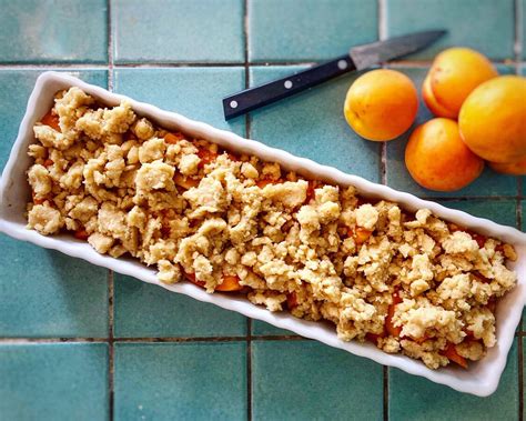 Kürbis-Crumble in Förmchen mit goldbraunen Streuseln