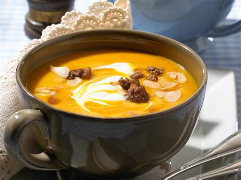 Kürbis-Schichtdessert mit Mandeln und Orangensaft