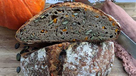Kürbis-Schmand-Kuchen mit Sahnetupfen und Kürbiskernen