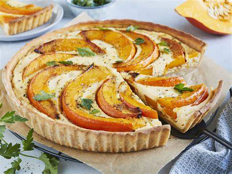 Kürbis-Tarte auf Haselnussboden mit Sahnetopping