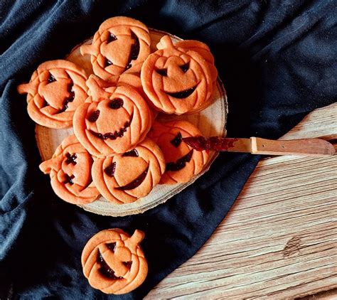 Kürbiskekse und Halloween-Ausstecher auf Arbeitsplatte
