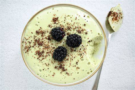 Kürbiskern Mousse mit Orangengarnitur und Schokoraspeln angerichtet