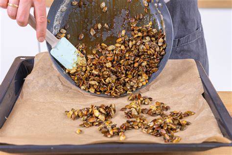 Kürbiskerne mit Honig auf Backblech