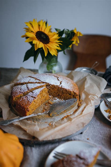 Kürbiskuchen im Anschnitt, Saftige Textur sichtbar