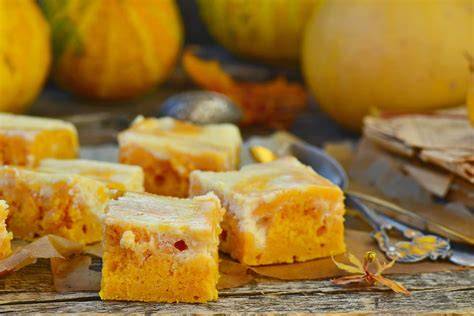 Kürbiskuchen mit Kürbispüree und Zimt dekoriert