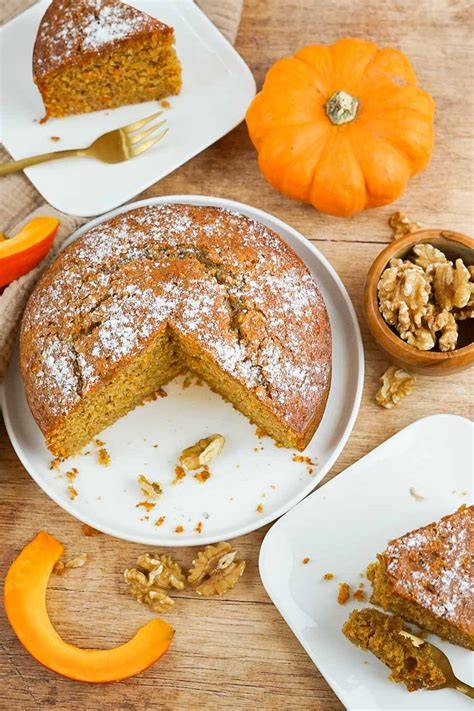Kürbiskuchen mit Orangenguss und gerösteten Kürbiskernen