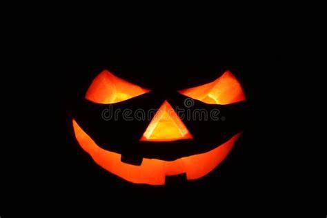 Kürbislaterne Jack O'Lantern leuchtend in der Dunkelheit