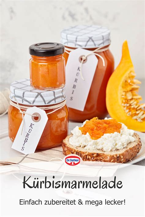 Kürbismarmelade auf Frühstücksbrötchen serviert