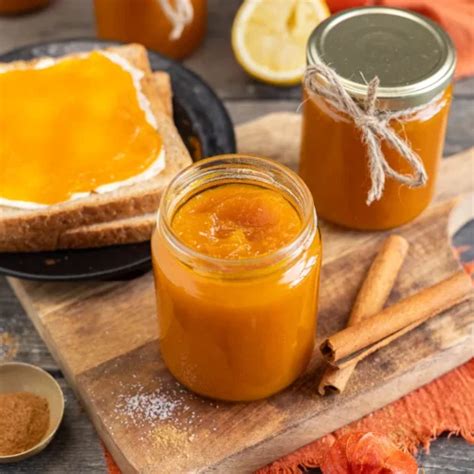 Kürbismarmelade auf frischem Brot mit Zimt und Vanille
