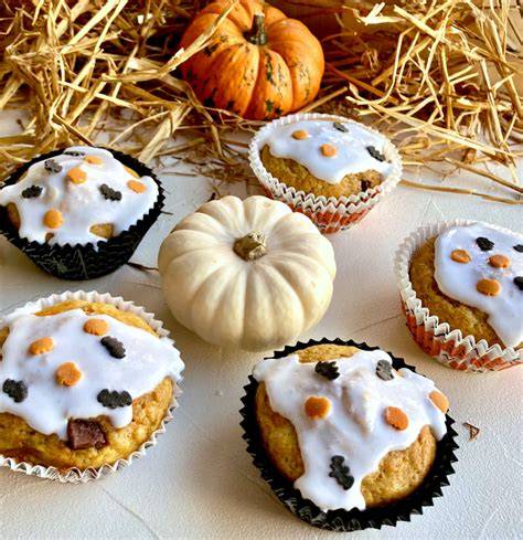 Kürbismuffins auf einem Kuchengitter mit Topping