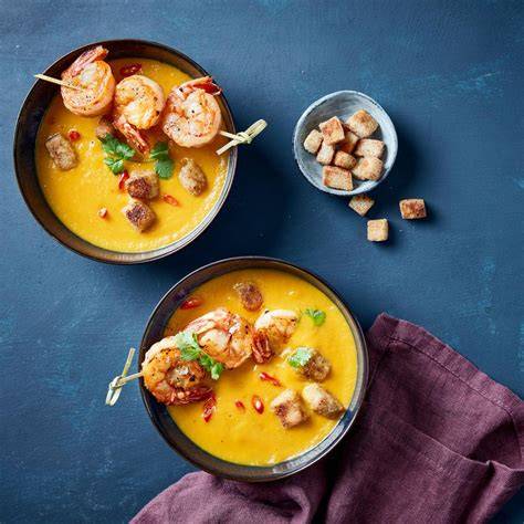 Kürbissuppe mit Brotchips und gebratener Jagdwurst als Einlage