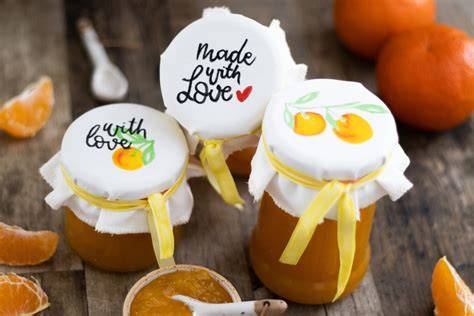 Kürbiswürfel und Marmeladengläser