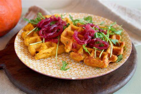 Kürbiswaffeln mit Rucola, Parmesan und Cherry-Tomaten