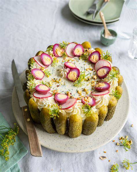KNAX-Gewürzgurken-Torte dekoriert mit Wachteleiern