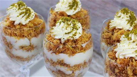 Kadayif Dessert im Glas mit Puddingcreme und geröstetem Engelshaar