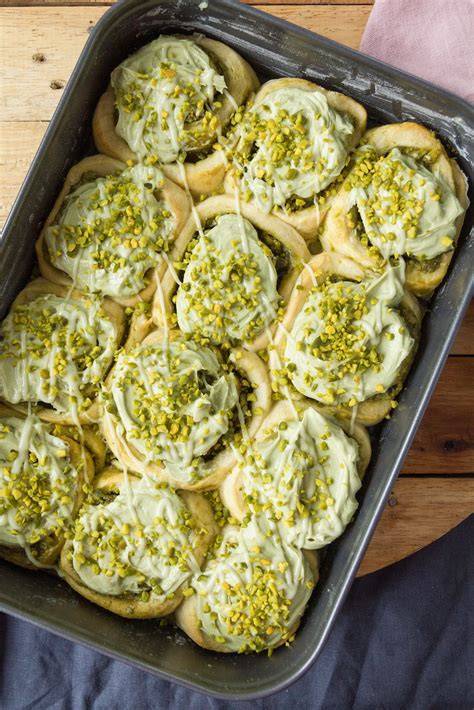 Kadayif-Textur und Pistazien als Schichten