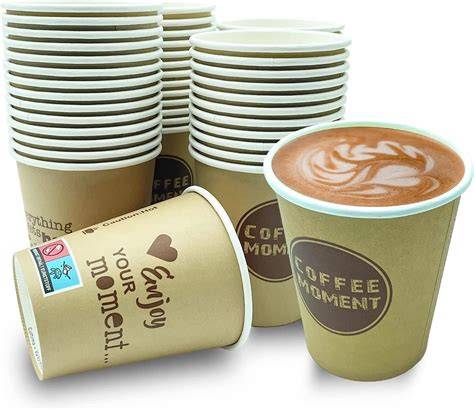 Kaffee im Becher mit Löffel Zucker daneben, illustrative Darstellung