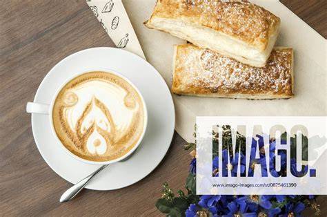 Kaffee mit Butterkeksen auf dem Tisch