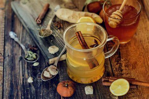 Kaffee mit Honig, Zimt und Orangenschale