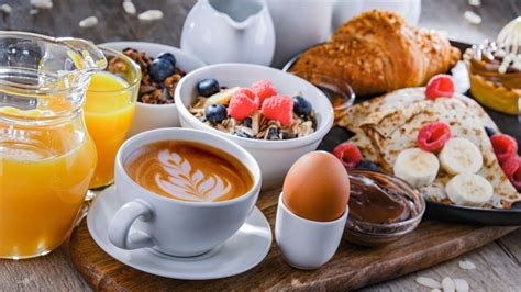 Kaffee und Dattelkuchen als Frühstück
