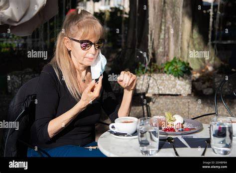 Kaffee und Kuchen unter freiem Himmel