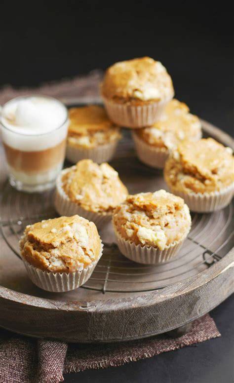Kaffee und Quark Muffins auf einem Holztablett serviert