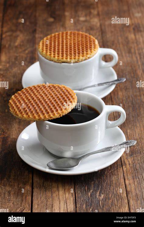 Kaffee und Stroopwafel: Traditioneller Genussmoment