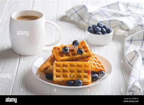Kaffee und Waffeln auf einem Holztisch