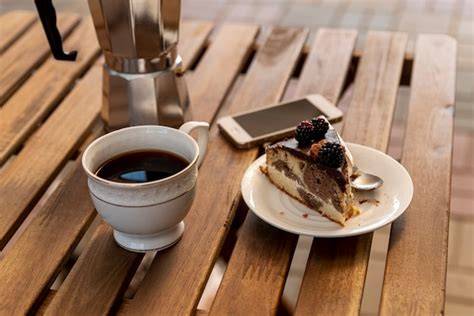 Kaffee und ein Stück Eierlikör-Schokokuchen auf dem Tisch