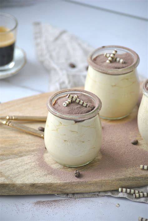 Kaffee-Creme Dessert im Glas mit Schokopulver bestäubt