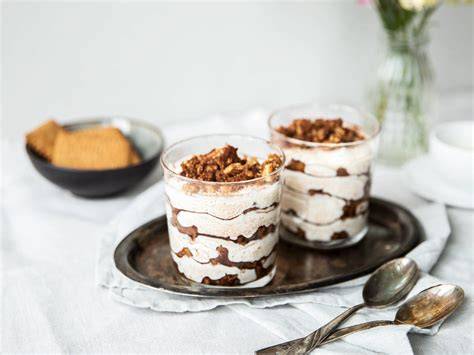 Kaffee-Dessert im Glas mit Amarettini