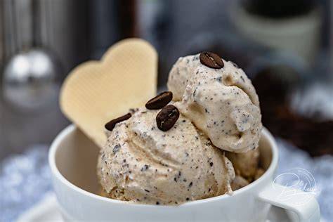 Kaffee-Eis in Eisschale mit Schokoladensplittern