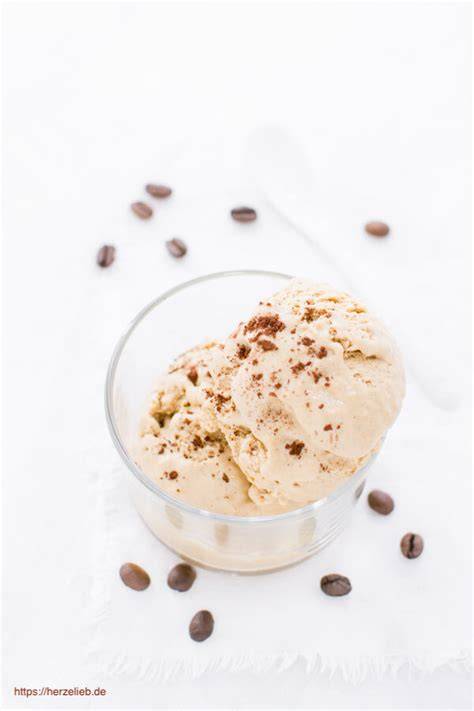 Kaffee-Eiscreme frisch aus der Eismaschine mit Schokoladen-Kaffeebohnen dekoriert