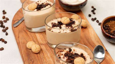 Kaffee-Ganache und Kaffee-Creme im Schüssel