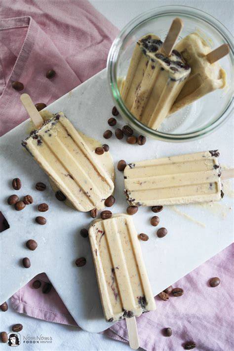 Kaffee-Karamell-Eis am Stiel mit Schokoladenbohnen