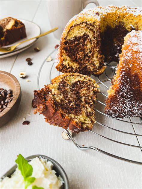 Kaffee-Nuss-Kuchen mit marmorierten Teig