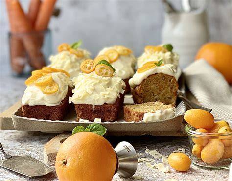 Kaffee-Orangen-Blechkuchen mit Orangenscheiben dekoriert