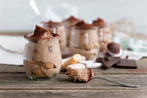 Kaffee-Quark-Creme im Glas mit Kakaopulver bestäubt