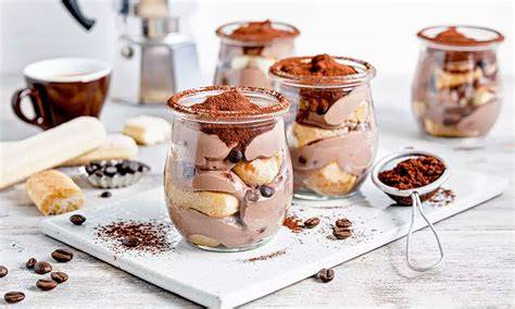 Kaffee-Quark-Creme in kleinen Gläsern, mit Kakaopulver bestäubt